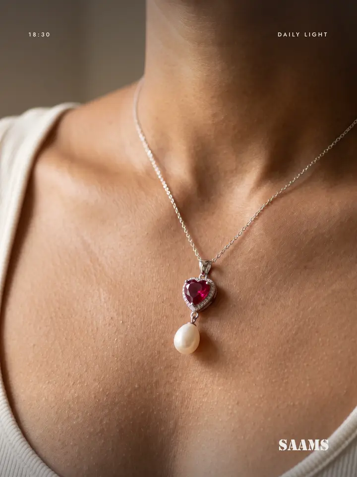 Daily Light at 18:30, a pendant at the collarbone